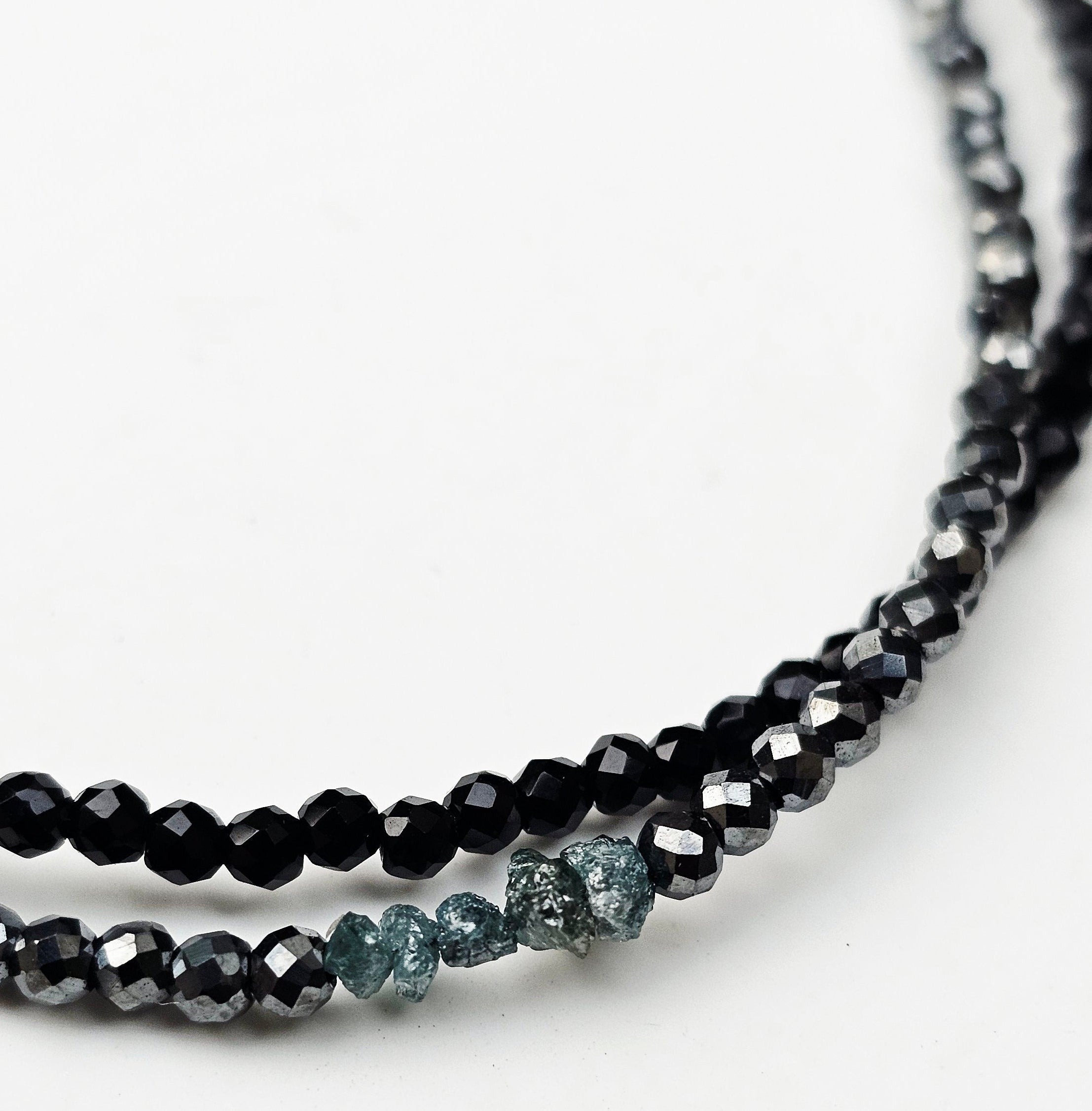Midnight Ice Rohdiamant Armband mit facettiertem schwarzem Spinell und schimmerndem Hämatit