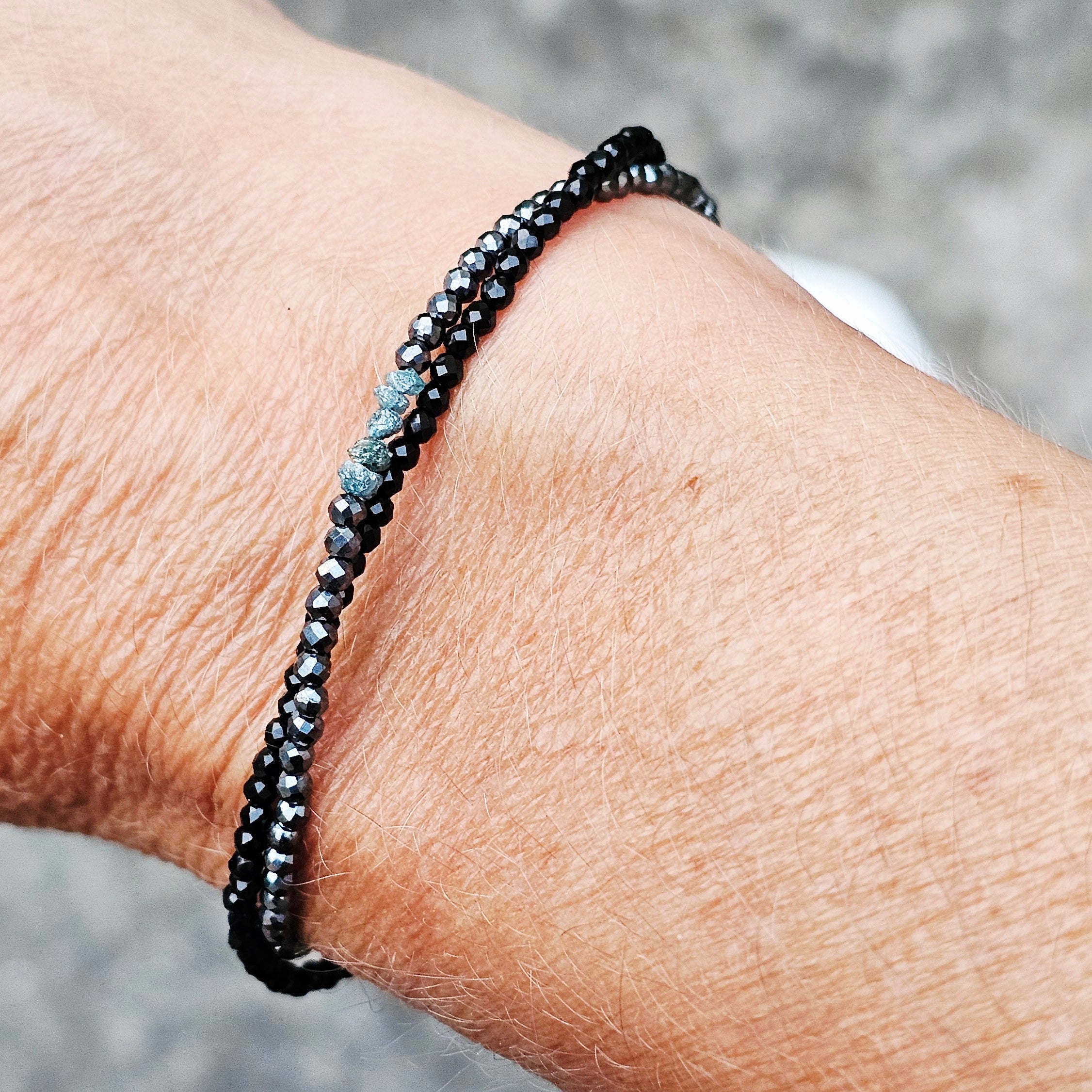 Zweireihiges Midnight Ice Edelsteinarmband mit blauem Rohdiamant, Spinell und Hämatit