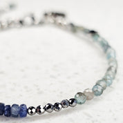 Midnight Smoke Saphir Armband mit natürlichen blauen Saphiren, Apatit und metallischem Hämatit