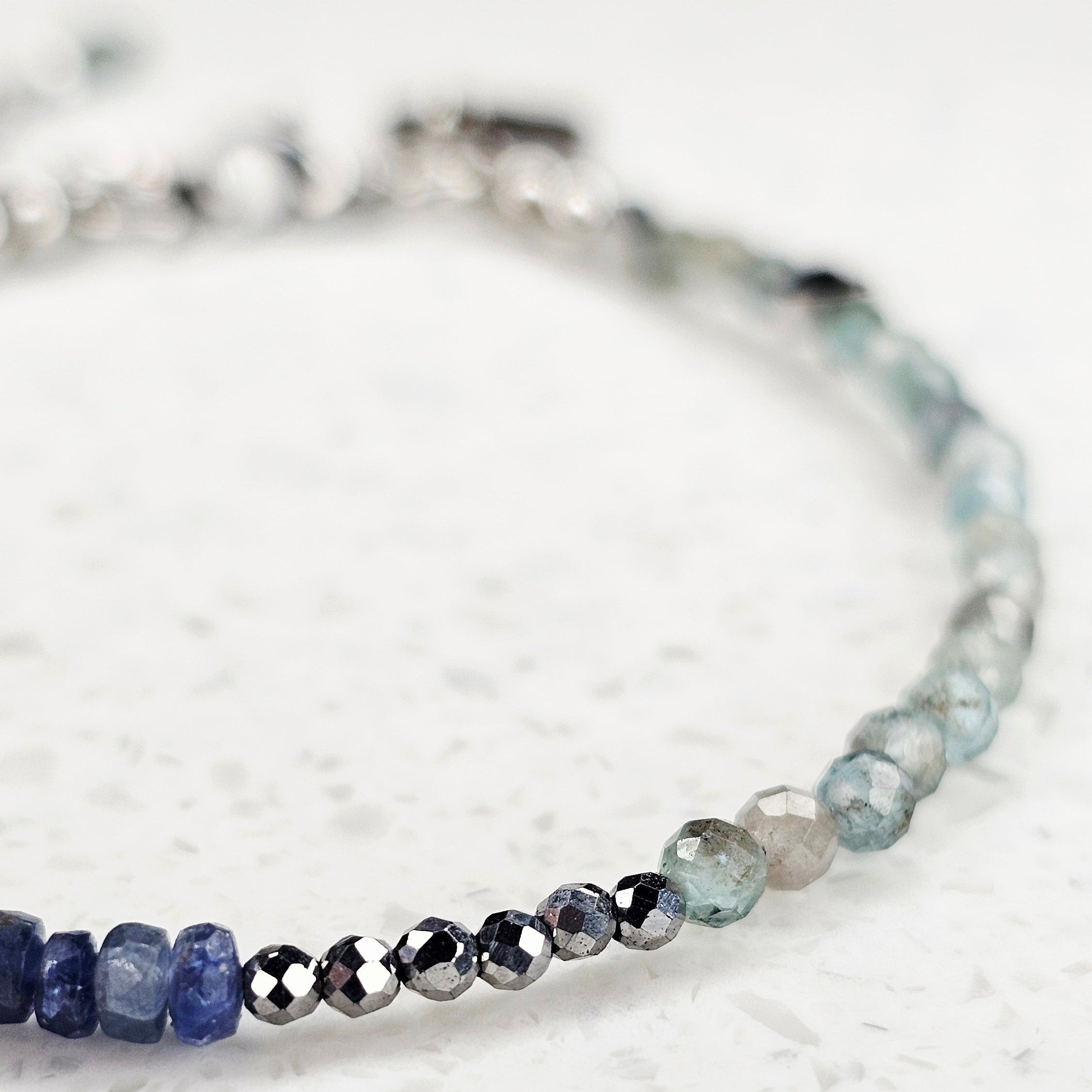 Midnight Smoke Saphir Armband mit natürlichen blauen Saphiren, Apatit und metallischem Hämatit