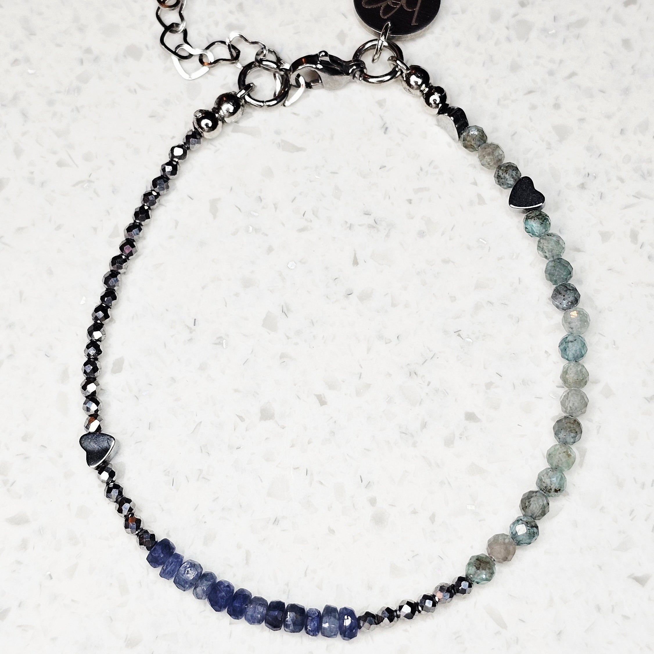 Detailansicht des Midnight Smoke Saphir Edelsteinarmbands aus Saphir, Hämatit und Apatit