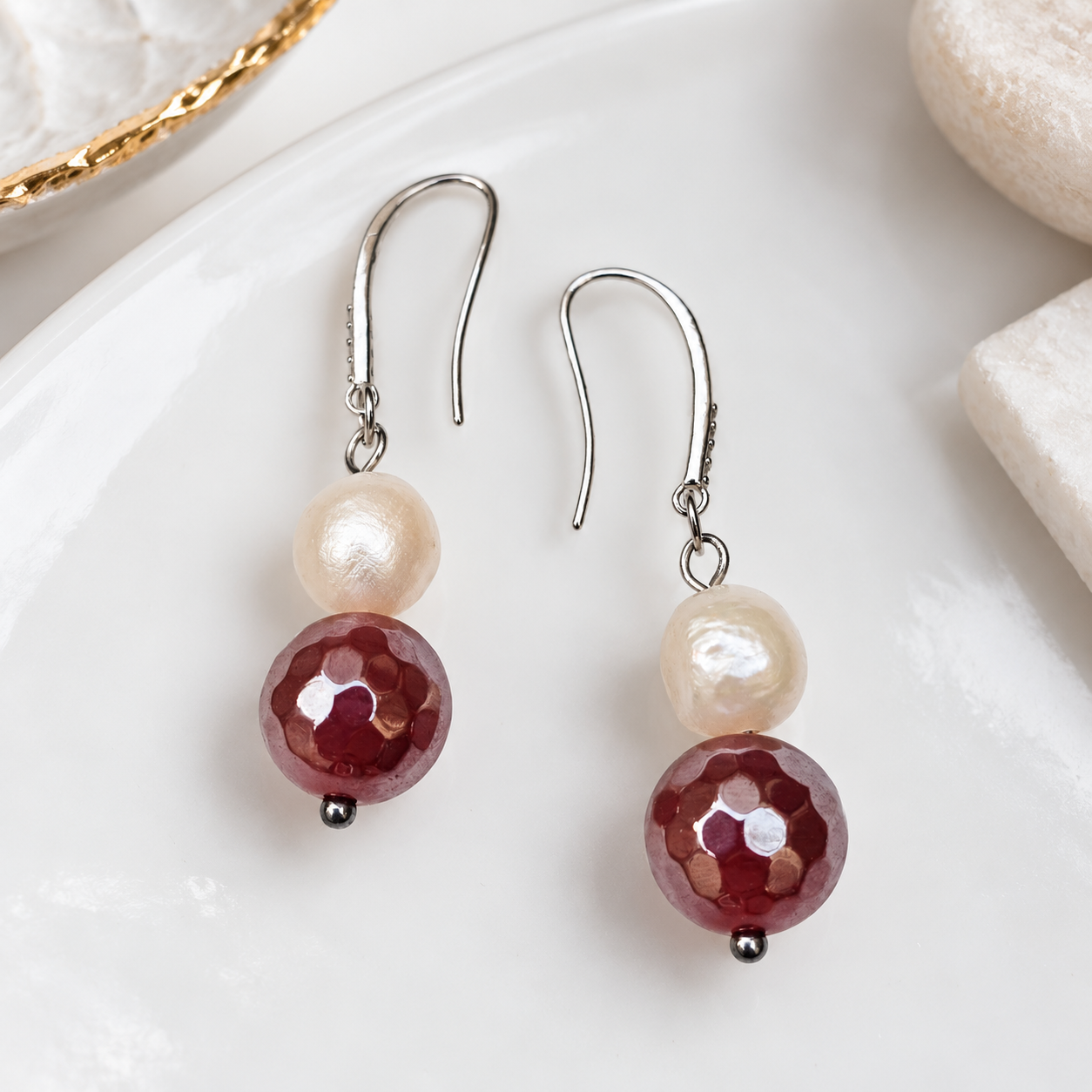 Handgefertigte Pearl Sage Bordeaux Ohrhänger mit weinrotem Achat, Süßwasserperlen und silberfarbenen Ohrhaken.