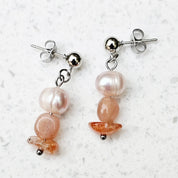 Pearl Sage Sunkissed Ohrringe mit Sonnenstein und Süßwasserperlen – handgefertigter Edelsteinschmuck von BE-Youniq