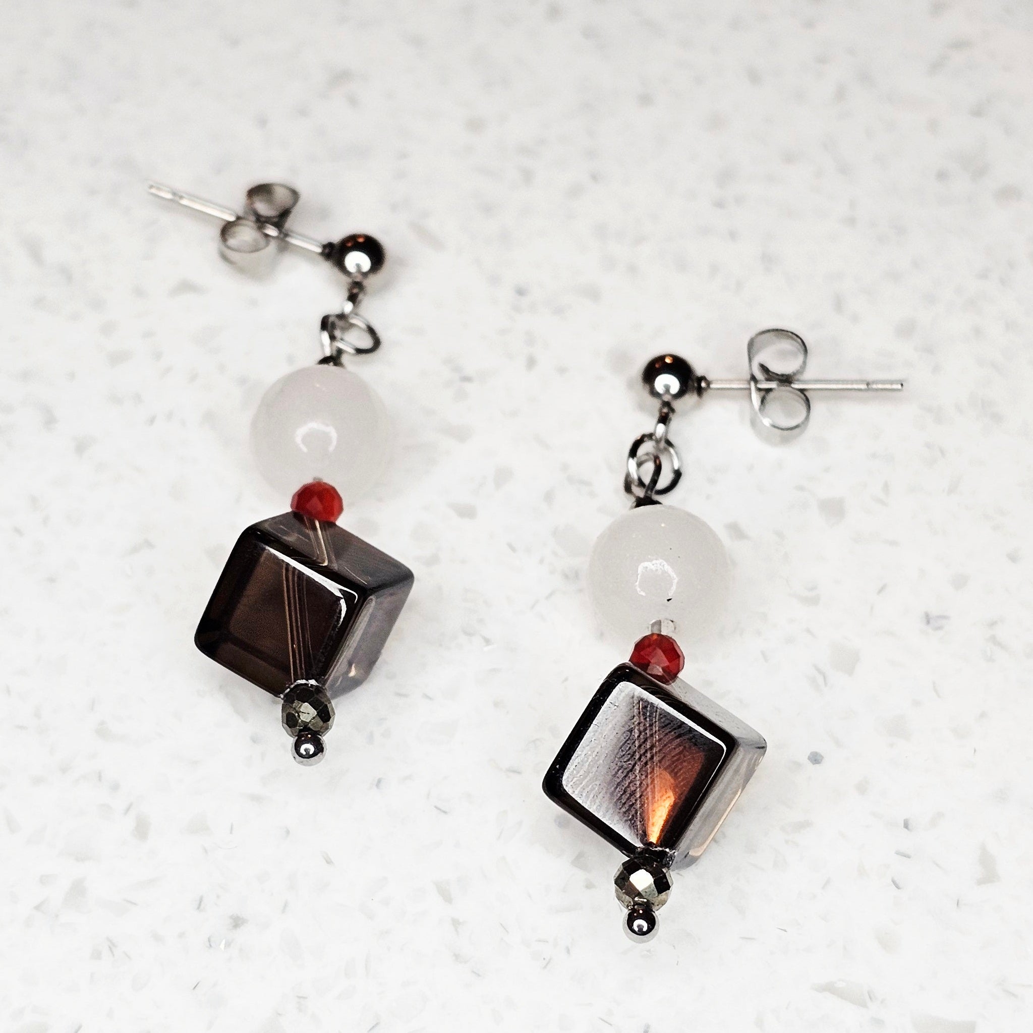 Pearl Sage Velvet Noir Edelstein-Ohrringe mit Rauchquarz, weißer Jade, rotem Achat und Pyrit