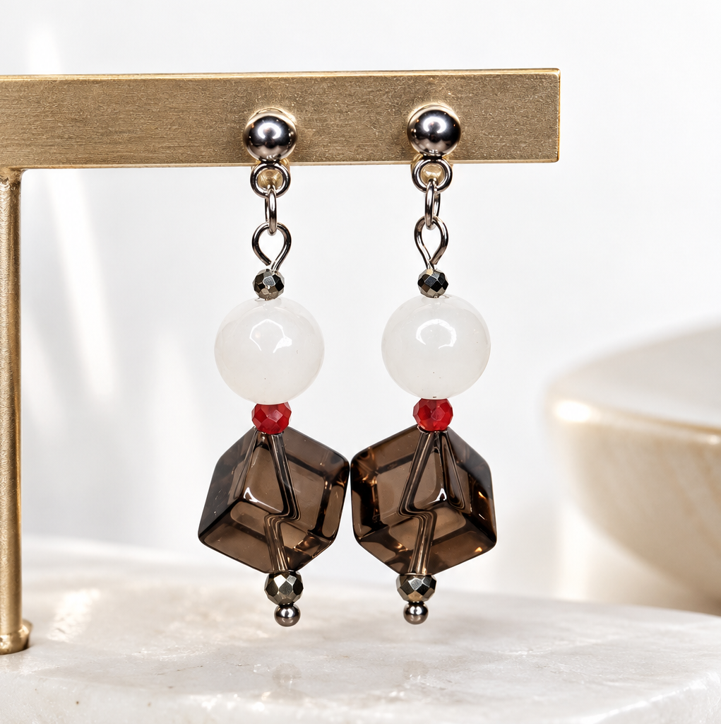 Detailansicht der Pearl Sage Velvet Noir Edelstein-Ohrringe mit Rauchquarz, Jade, Achat und Pyrit