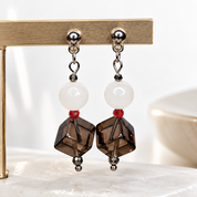 Detailansicht der Pearl Sage Velvet Noir Edelstein-Ohrringe mit Rauchquarz, Jade, Achat und Pyrit