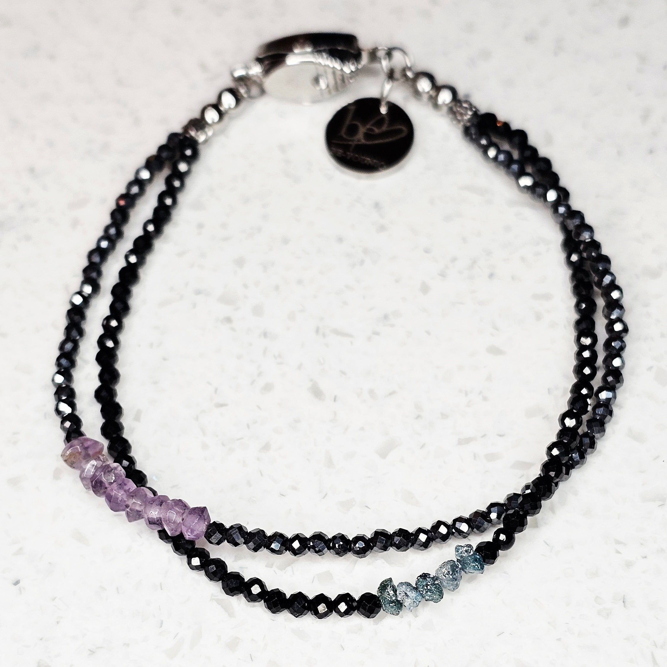 Raw Diamond Indigo Muse Armband mit blauen Rohdiamanten, Spinell, Hämatit und Amethyst