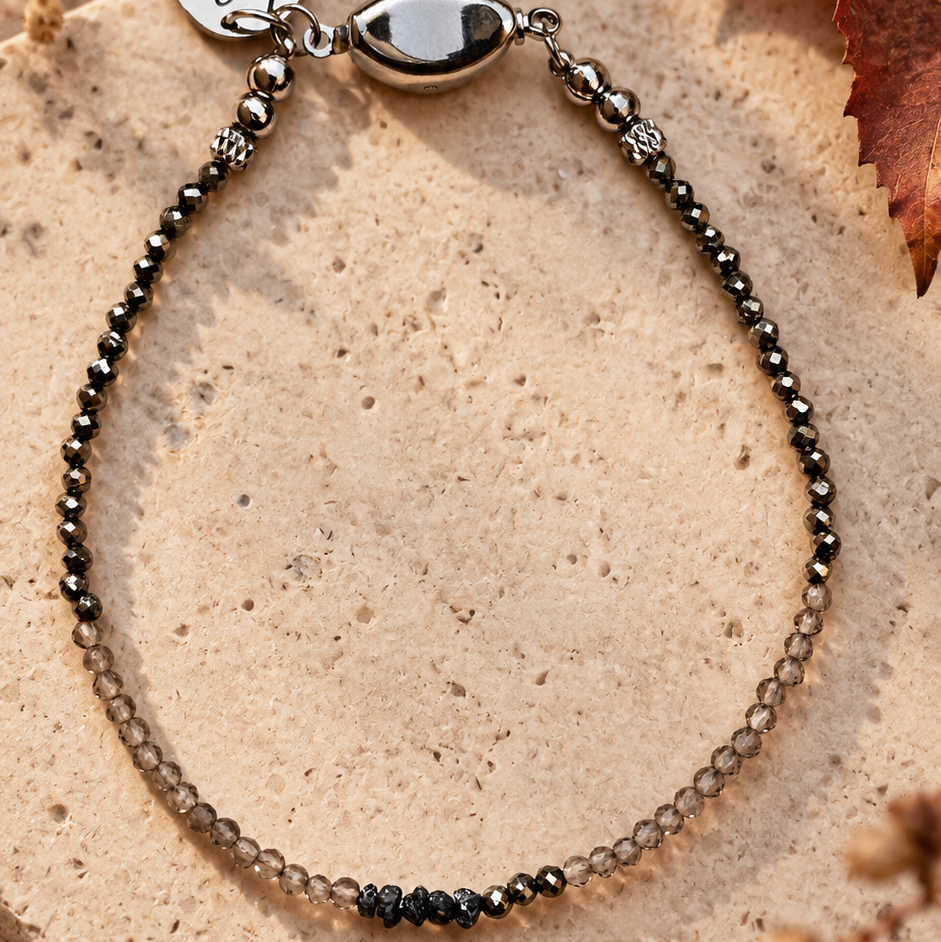 Zartes Raw Diamond Smoky Ice Armband mit schwarzen Rohdiamanten, Rauchquarz und Pyrit am Handgelenk.