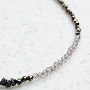 Handgefertigtes Edelsteinarmband Raw Diamond Smoky Ice mit schwarzen Rohdiamanten, Rauchquarz und Pyrit.