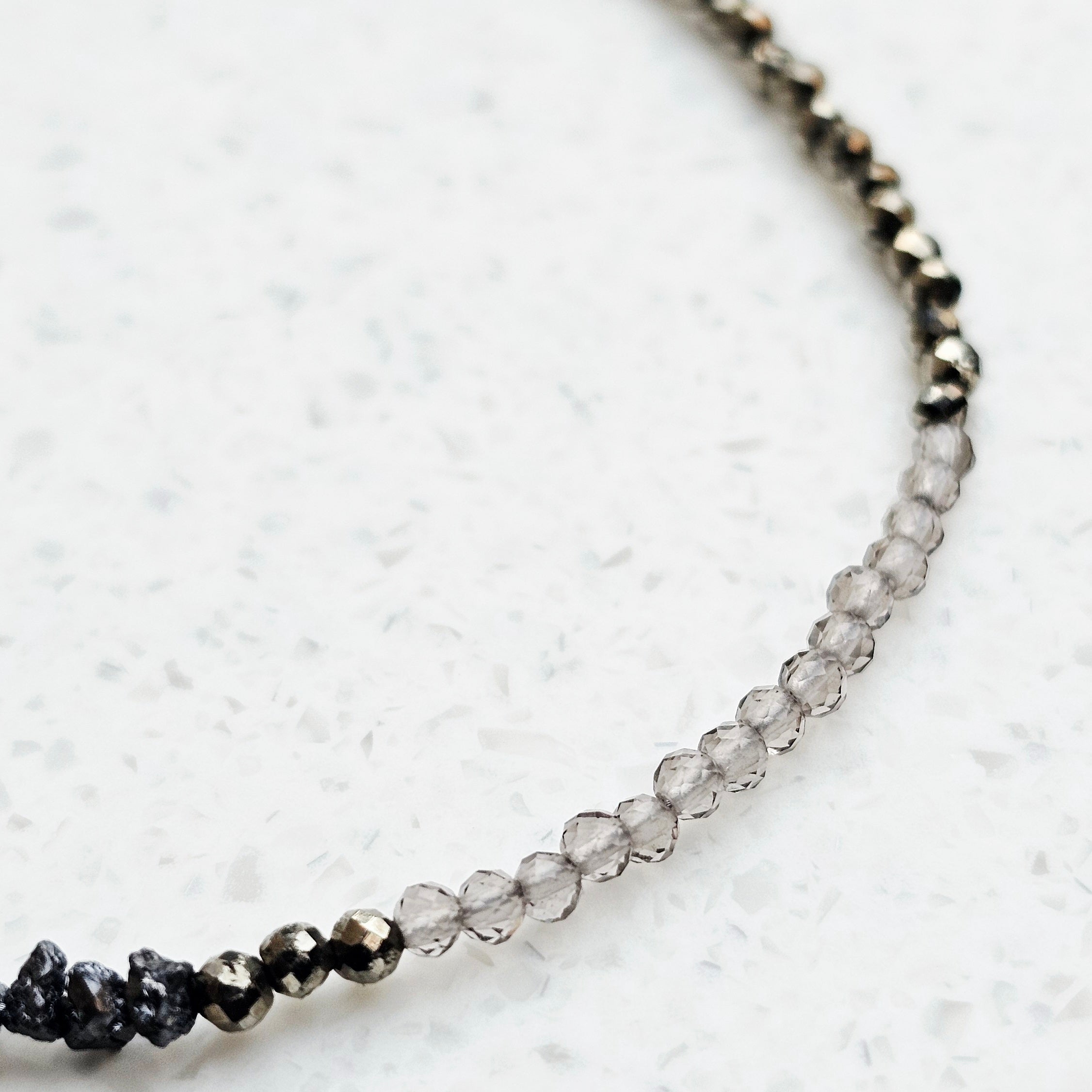 Handgefertigtes Edelsteinarmband Raw Diamond Smoky Ice mit schwarzen Rohdiamanten, Rauchquarz und Pyrit.
