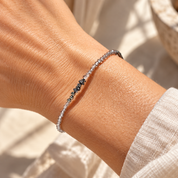 Detailansicht des Raw Diamond Smoky Ice Armbands mit natürlichen schwarzen Rohdiamanten, Rauchquarz und Pyrit.