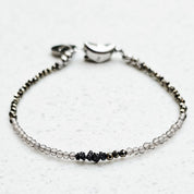 Filigranes Raw Diamond Smoky Ice Armband mit schwarzen Rohdiamanten, Rauchquarz und Pyrit.