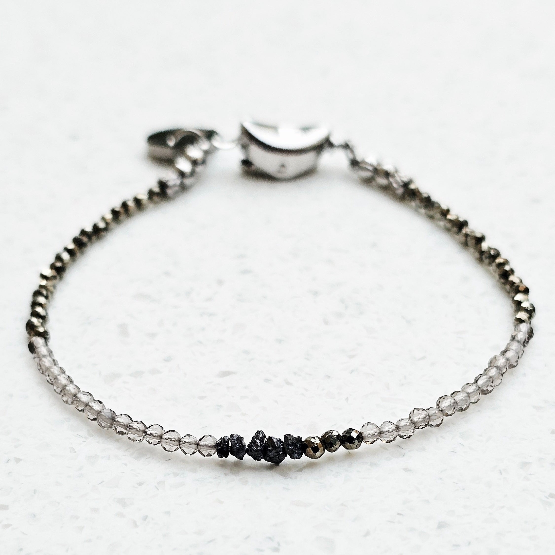 Filigranes Raw Diamond Smoky Ice Armband mit schwarzen Rohdiamanten, Rauchquarz und Pyrit.
