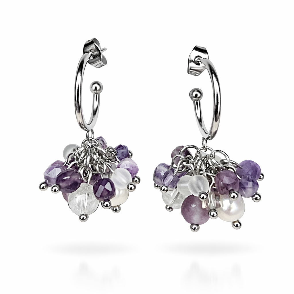 BE-Youniq Edelstein Ohrringe Violet Clarity Glow – Amethyst & Perlen, getragen oder Detailansicht
