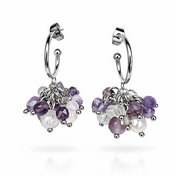 BE-Youniq Edelstein Ohrringe Violet Clarity Glow – Amethyst & Perlen, getragen oder Detailansicht
