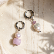 Asymmetrische Ohrringe Kunzit Amethyst Süßwasserperlen mit barocken Perlen und zartem rosigen Glühen.