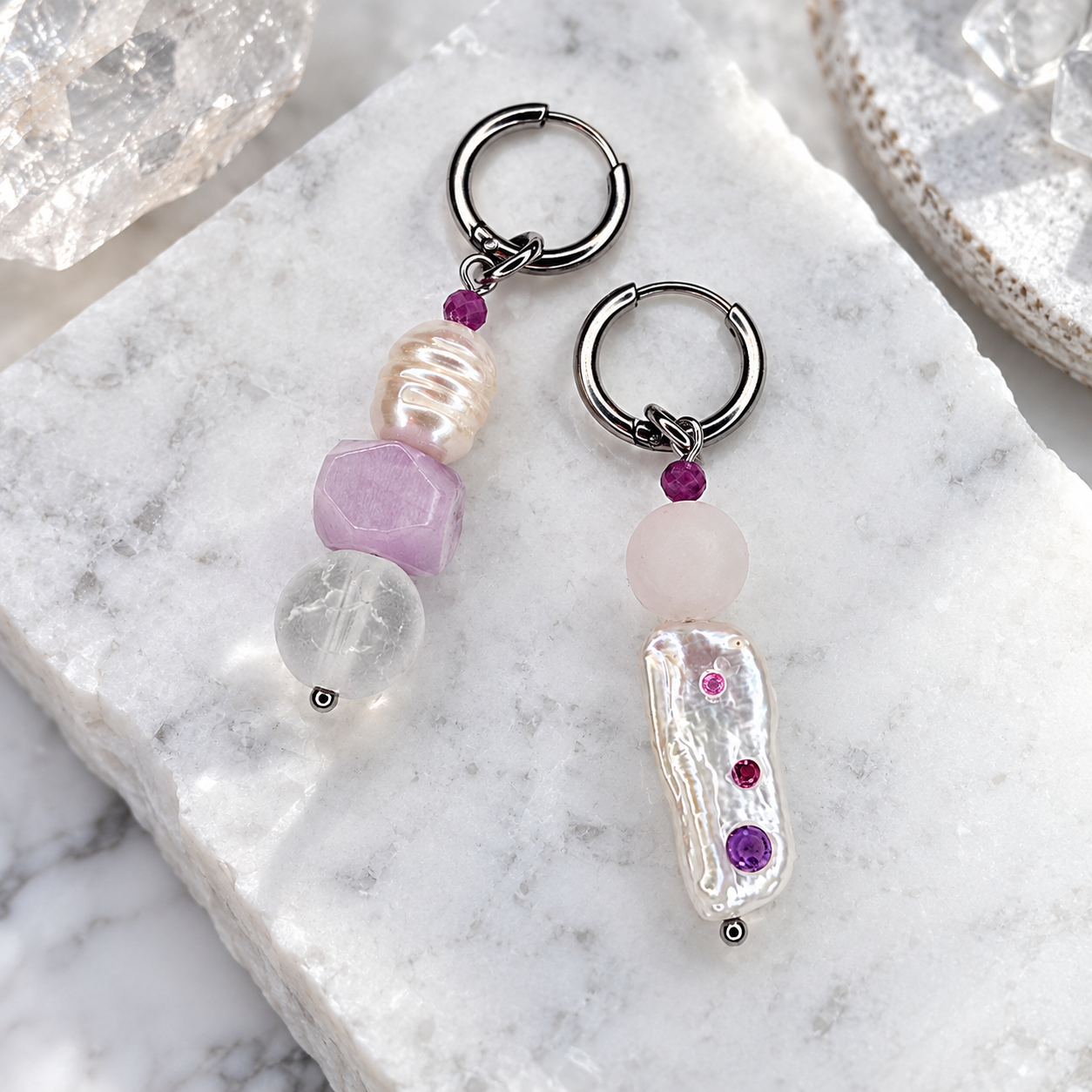 Sea Whisper Pink Alchemy | Asymmetry – Süßwasserperlen, Rosenquarz, Kunzit, Pink Saphir, Rhodolith-Granat & Amethyst
