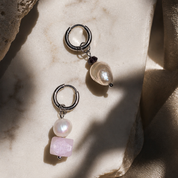 Asymmetrische Ohrringe Kunzit Amethyst Süßwasserperlen, kombiniert mit barocken Süßwasserperlen und rosigem Glühen.