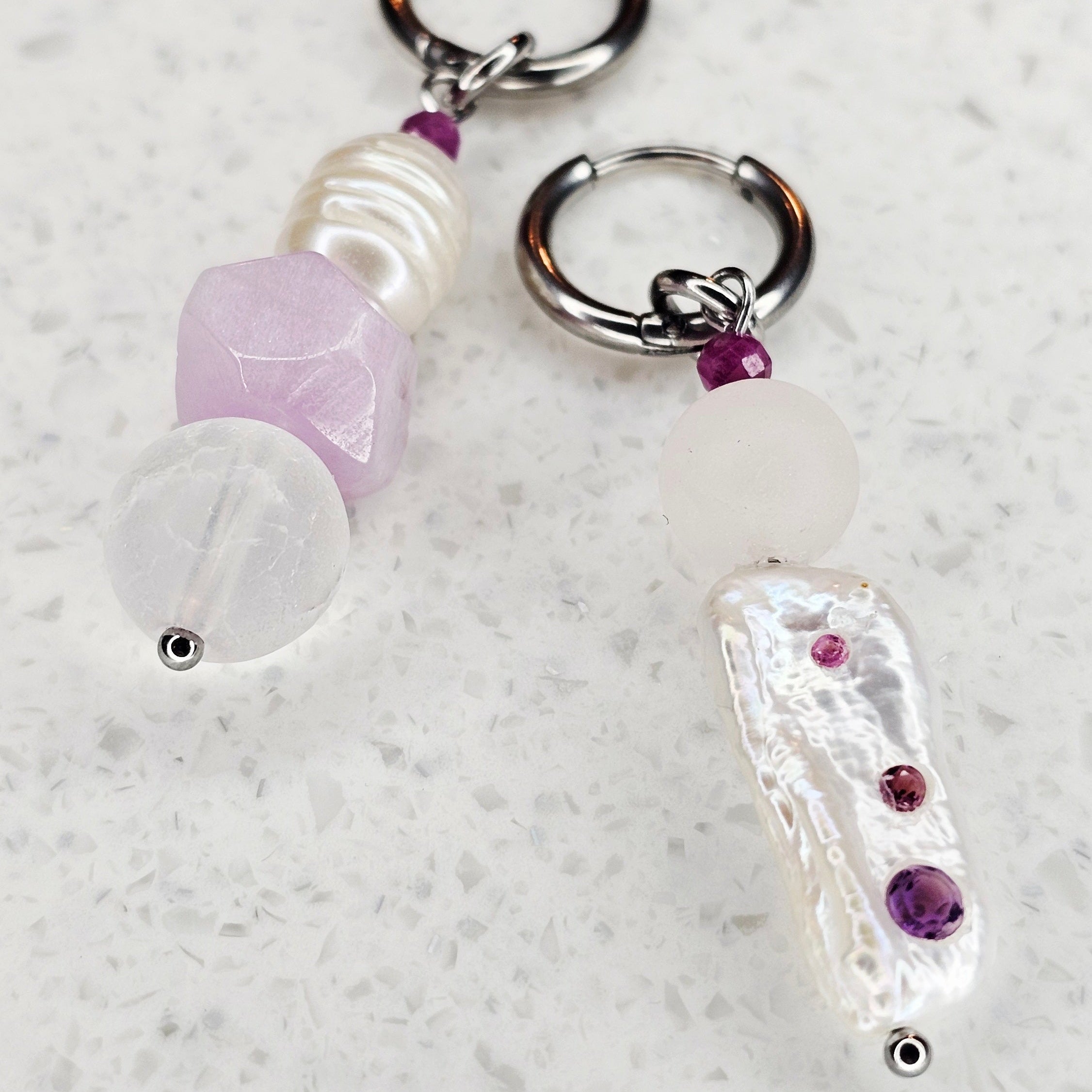 Sea Whisper Pink Alchemy | Asymmetry – Süßwasserperlen, Rosenquarz, Kunzit, Pink Saphir, Rhodolith-Granat & Amethyst