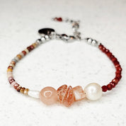 Sea Breeze Ambréa – handgefertigtes Edelsteinarmband aus Sonnenstein, Alashan-Achat, rotem Achat und Süßwasserperlen