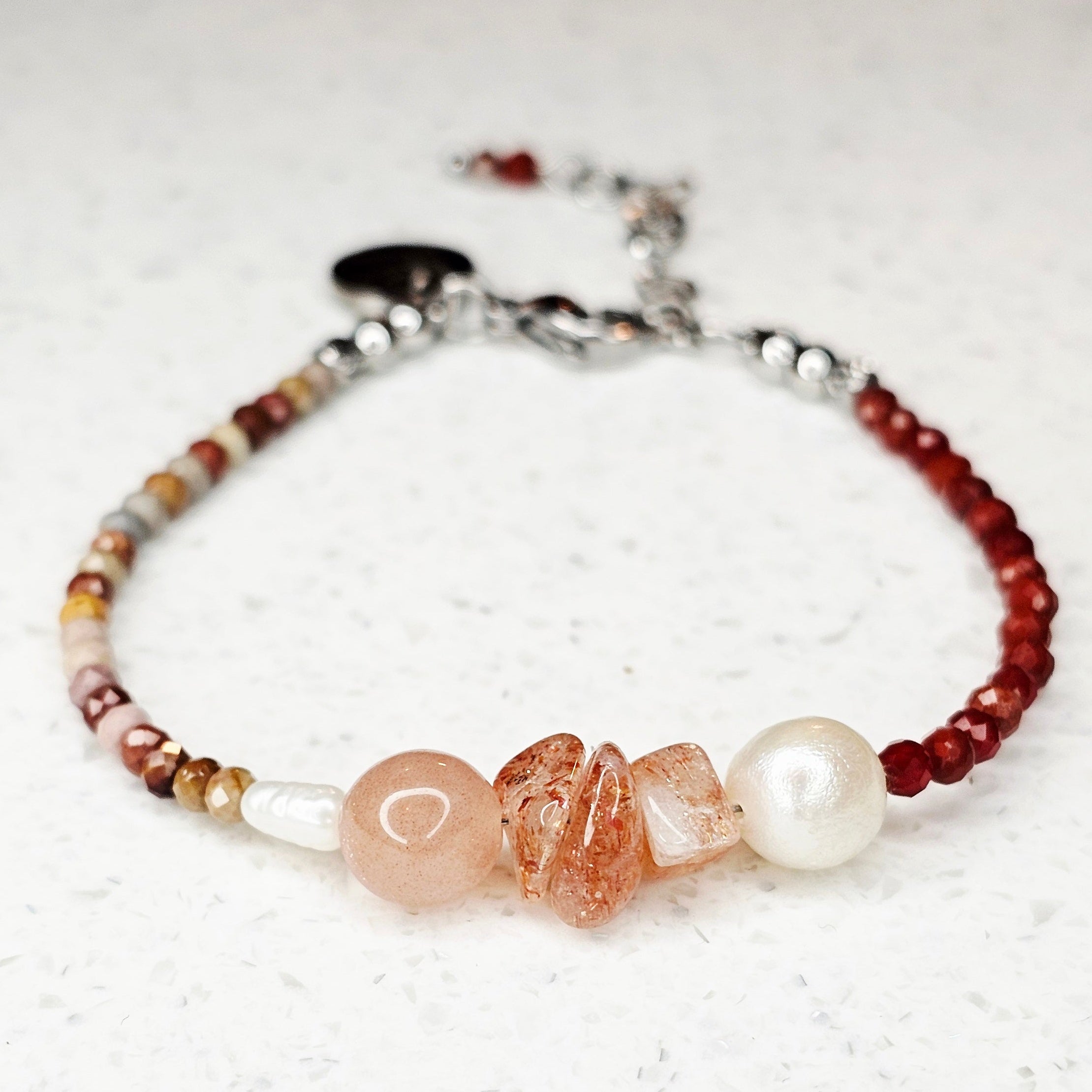 Sea Breeze Ambréa – handgefertigtes Edelsteinarmband aus Sonnenstein, Alashan-Achat, rotem Achat und Süßwasserperlen