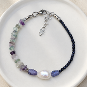 Sea Breeze Indigo Dream – handgefertigtes Edelsteinarmband mit blauem Sandstein, Kyanit, Fluorit und Süßwasserperle