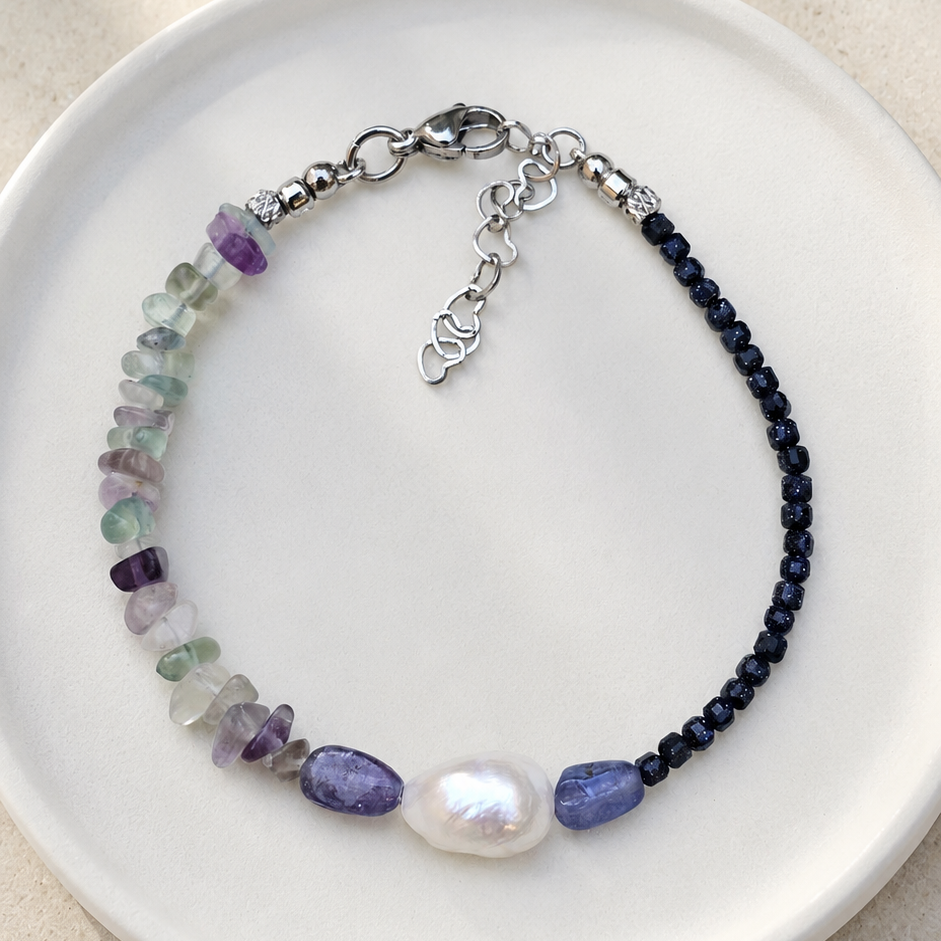 Sea Breeze Indigo Dream – handgefertigtes Edelsteinarmband mit blauem Sandstein, Kyanit, Fluorit und Süßwasserperle