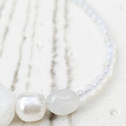 Sea Breeze Pure Armband mit hellen Edelsteinen und echten Süßwasserperlen, handgefertigt in Österreich.