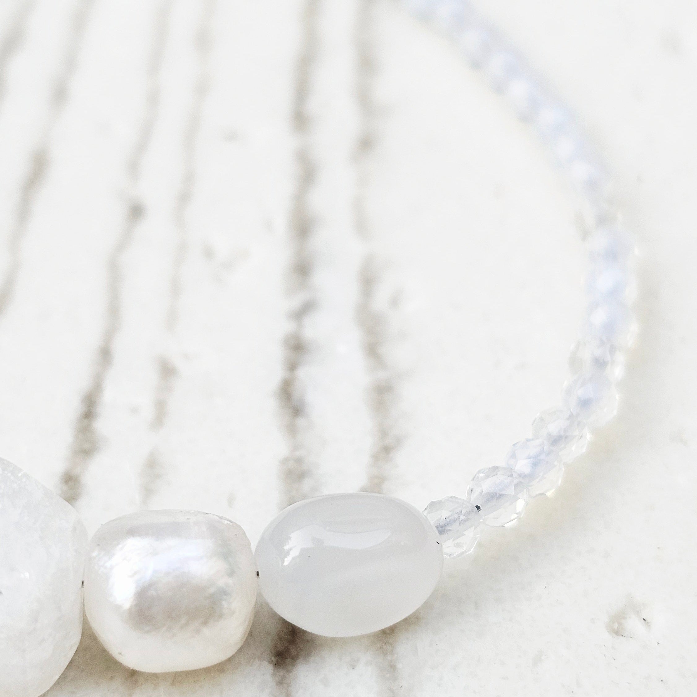 Sea Breeze Pure Armband mit hellen Edelsteinen und echten Süßwasserperlen, handgefertigt in Österreich.