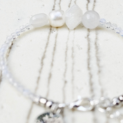 Sea Breeze Pure, feminines Armband aus natürlichen Edelsteinen und Süßwasserperlen.
