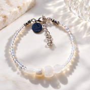 Sea Breeze Pure – weißes Edelstein- und Perlenarmband von BE-Youniq.