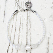 Sea Breeze Pure, handgefertigtes Edelsteinarmband mit Opal, weißer Jade, Mondstein, Fluorit und Süßwasserperlen.