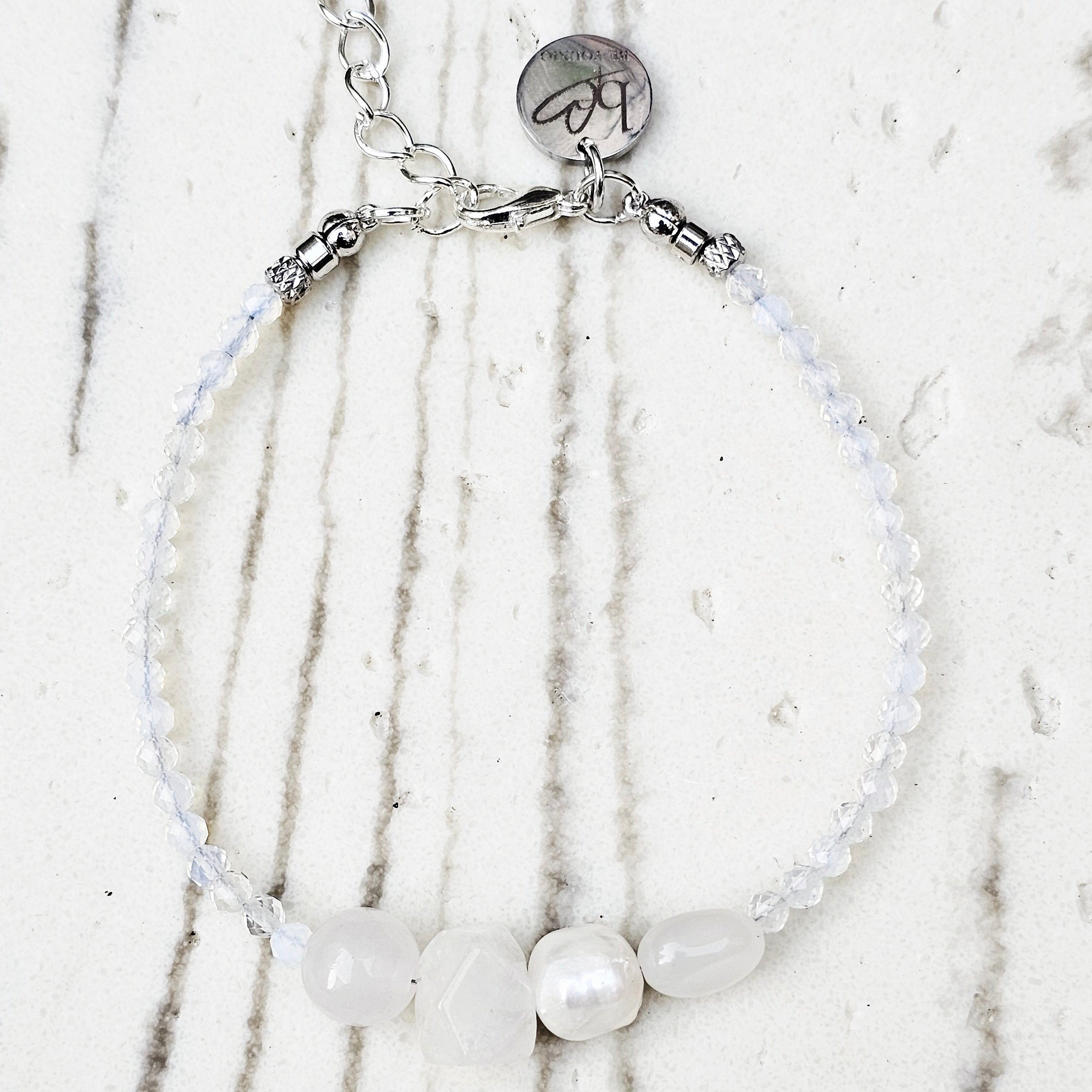 Sea Breeze Pure, handgefertigtes Edelsteinarmband mit Opal, weißer Jade, Mondstein, Fluorit und Süßwasserperlen.