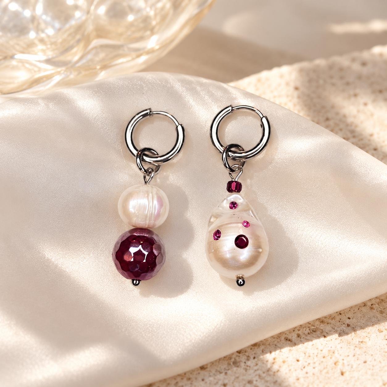 Asymmetrische Sea Whisper Berry Ohrringe mit Süßwasserperlen und beerentönen Edelstein-Akzenten