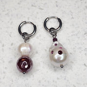 Sea Whisper Berry Edelstein Ohrringe mit Pyrop-Granat, zwei Rhodolith-Granaten, rosa Saphir und Barock-Süßwasserperle